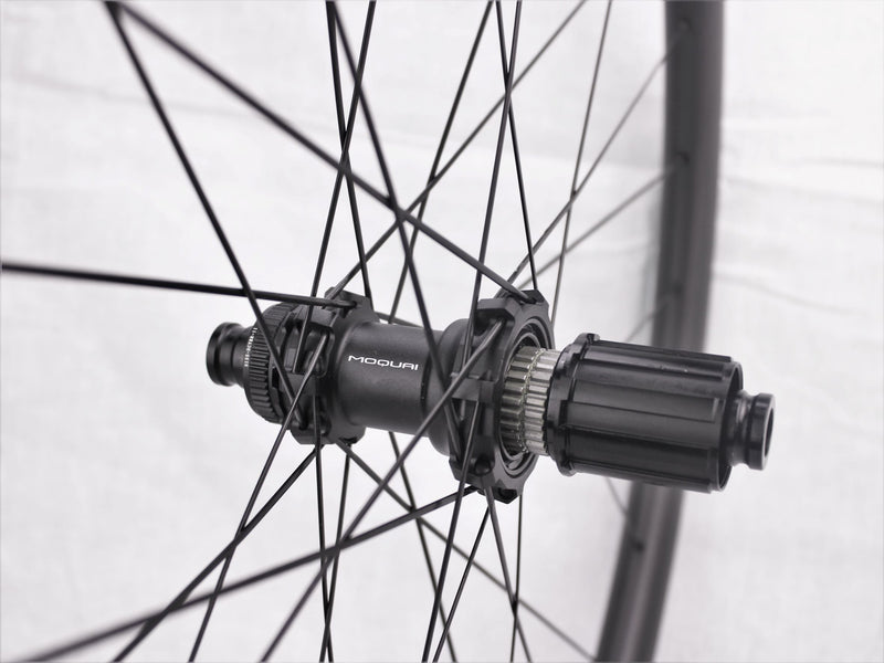 MOQUAI Laufradsatz Gravel Disc Carbon 28mm mit SAPIM CX-RAY SecureLoc
